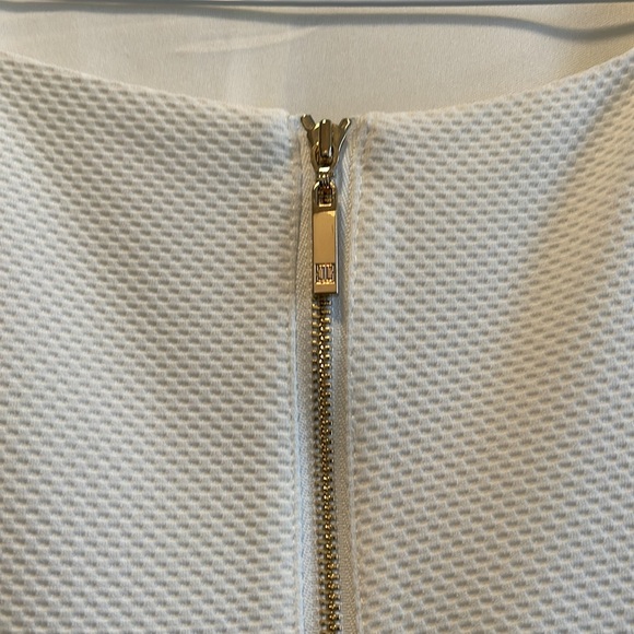 Gorgeous off white/cream Ivana Trump blouse.Size 14. Gold zipper. flattering. - Picture 2 of 5